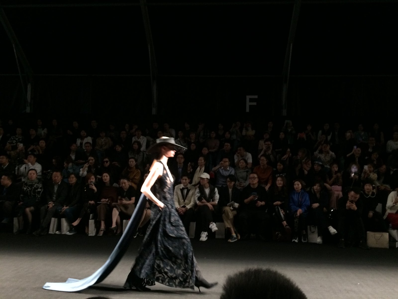 Rosi Ross - 衣架 SHANGHAI FASHION WEEK SHOW