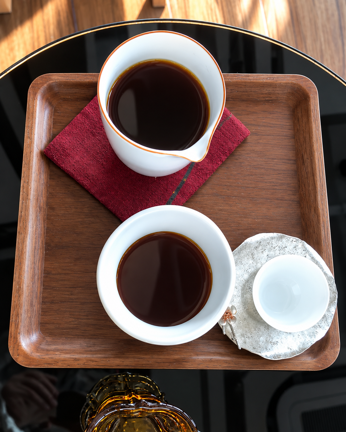 Specialty coffee tasting featuring freshly brewed black coffee served for comparison and sensory evaluation.