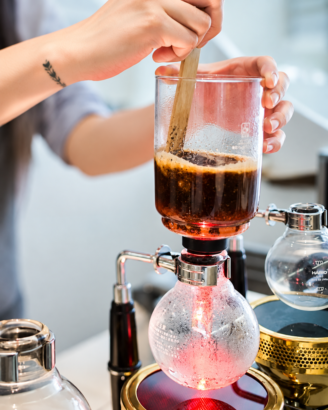 Siphon coffee brewing method showcasing specialty coffee preparation with a glass vacuum brewer.