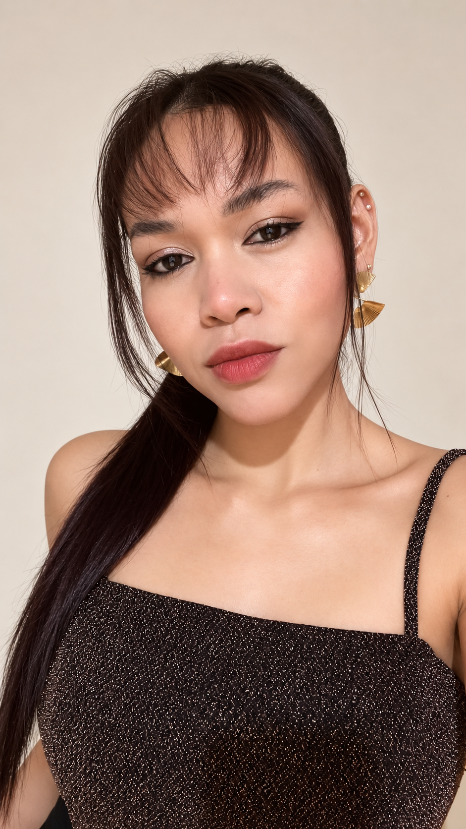Finished day-to-night makeup transformation featuring luminous skin, defined eyes, soft lips, and an elegant evening look.